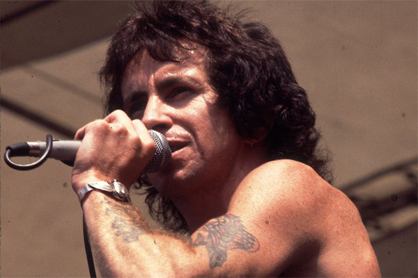 Egy banda, és azon belül is egy zenész, Bon <b>Scott, aki</b> vastag betűkkel írta <b>...</b> - bon-scott_2